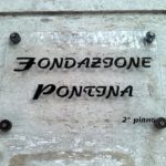 targa in plastica trasparente con distanziatori da muro